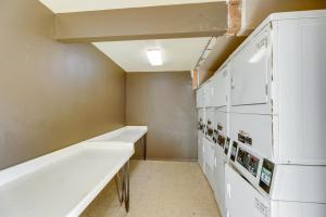 Kuchyň nebo kuchyňský kout v ubytování 3 Mi to Dtwn Austin Pet-Friendly Condo with Pool