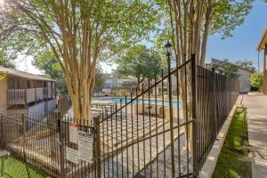 Bazén v ubytování 3 Mi to Dtwn Austin Pet-Friendly Condo with Pool nebo v jeho okolí