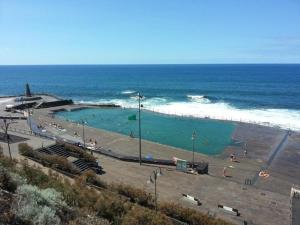 ein großer Pool am Meer in der Unterkunft El Garajillo in Tejina