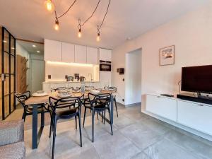 TV a/nebo společenská místnost v ubytování Appartement moderne 2P · 6 pers · Proche des pistes · Balcon-Sud/Ouest - FR-1-344-819