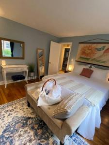 Un dormitorio con una cama grande con un muñeco. en Unique & Peaceful Boston Home( Free Parking) en Boston