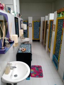 Hostal Encuentro في كالي: حمام مع حوض ومغسلتين sidx sidx