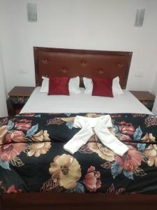 sypialnia z łóżkiem z narzutą kwiatową w obiekcie Sikkimese Inn w mieście Ravangla