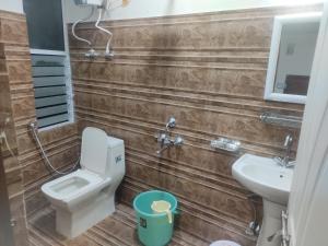 een badkamer met een toilet en een wastafel bij Sikkimese Inn in Ravangla