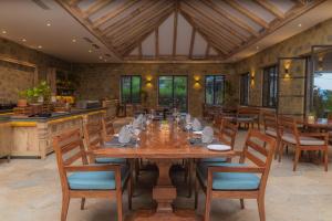 博卡拉的住宿－Dorje's Resort and Spa，用餐室配有大型木桌和椅子