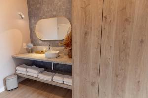 a bathroom with a sink and a mirror at Abalona Hotel & Apartments in Dendermonde