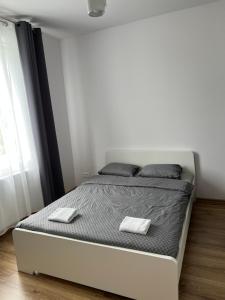 a bedroom with a bed with two towels on it at Apartament rodzinny 40m2 in Pabianice