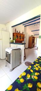 eine Küche, in der eine Mikrowelle auf dem Boden steht in der Unterkunft Canto do Moreira Corumbau in Corumbau