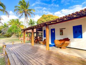 eine Veranda eines Hauses mit einer Holzterrasse in der Unterkunft Canto do Moreira Corumbau in Corumbau
