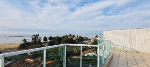 an open balcony with a view of the ocean at Cobertura Duplex Vista Mar Meaipe in Guarapari