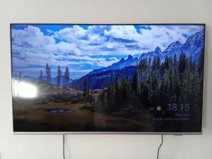 una TV a schermo piatto appesa a un muro di Famarabeach a Famara