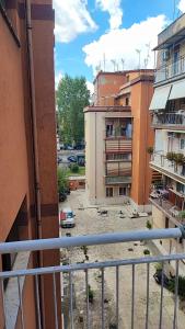 una vista da un balcone di un edificio di Casa Angelina a Roma