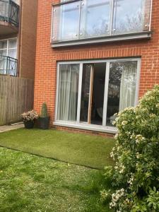 Κήπος έξω από το Lovely and spacious Wimbledon Flat