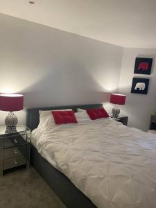 Ένα ή περισσότερα κρεβάτια σε δωμάτιο στο Lovely and spacious Wimbledon Flat +16 φωτογραφίες