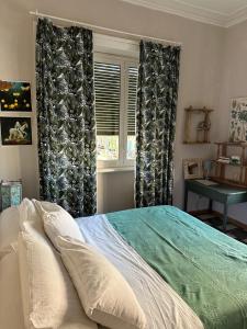 1 dormitorio con 1 cama y una ventana con cortinas en Room Pilar en Roma