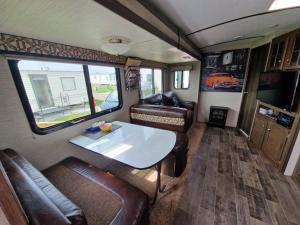 uma sala de jantar com uma mesa e cadeiras de couro num trailer em American Rv - Dog friendly - Peaceful location em Sutton-on-Sea