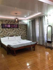 ein Schlafzimmer mit einem großen Bett in einem Zimmer in der Unterkunft Top floor apartment in Dapa