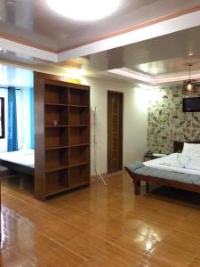 ein Schlafzimmer mit 2 Betten und einem Bücherregal in der Unterkunft Top floor apartment in Dapa