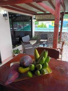 einen Teller Bananen und andere Früchte auf dem Tisch in der Unterkunft Top floor apartment in Dapa