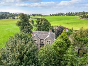 Una vista aérea de una casa en medio de los árboles. en Eden Lodge, en Bardsea