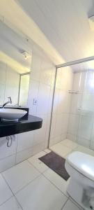 ein Badezimmer mit Waschbecken und Toilette in der Unterkunft Canto do Moreira Corumbau in Corumbau