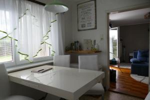 una mesa blanca y sillas en la sala de estar. en Gemütlicher Raum, Gampern, en Gampern