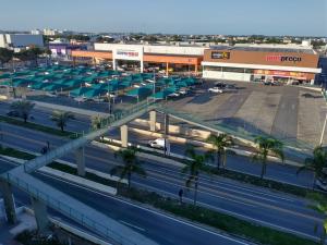eine Luftansicht eines Einkaufszentrums mit Parkplatz in der Unterkunft Quarto 501 do Design Hotel Linhares in Linhares