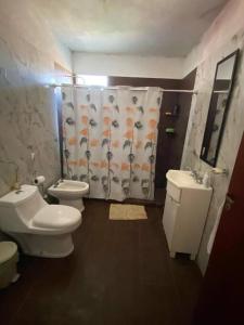 een badkamer met 2 toiletten en een douche bij Casa en pinar del norte san luis in Barranca Colorada