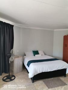 Katil atau katil-katil dalam bilik di Khutsong Lodge