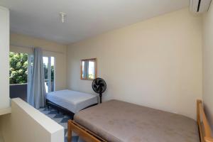 - une chambre avec un lit et une fenêtre dans l'établissement Residencial Melfi 2, à Bombinhas