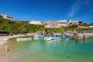 un groupe de bateaux amarrés dans l'eau sur une plage dans l'établissement Newquay Sunset & Sea View Apartment in Town Centre, à Newquay