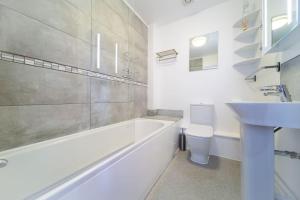 une salle de bain avec une baignoire, un lavabo et des toilettes dans l'établissement Newquay Sunset & Sea View Apartment in Town Centre, à Newquay 17 autres photos