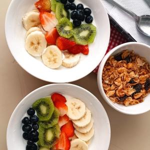 trois bols de fruits et de noix sur une table dans l'établissement Osimiri apartamento Naturaleza y aventura, à San Rafael