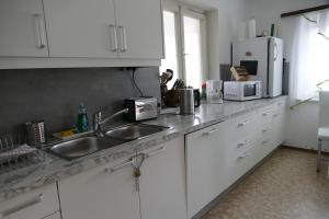 encimera de cocina con fregadero y microondas en Gemütlicher Raum, Gampern, en Gampern