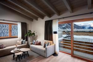 un soggiorno con divano e tavolo di Mei.Berg premium view Appartements a Saalbach Hinterglemm