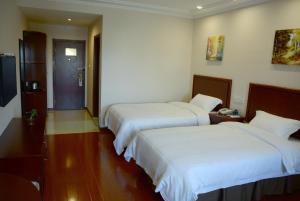 Letto o letti in una camera di GreenTree Inn JiangSu WuXi YiXing East LongTan Road DongJiu Business Hotel