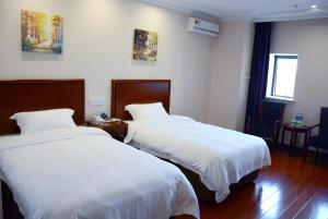 Letto o letti in una camera di GreenTree Inn JiangSu WuXi YiXing East LongTan Road DongJiu Business Hotel