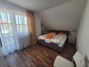 een kleine slaapkamer met een bed en een raam bij FeWo Giss in Postbauer-Heng