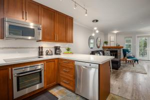 ウィスラーにある2BR in Gondola Heights close to Creekside Gondola with Wood Fire and Ski Storageのギャラリーの写真 +17枚の写真