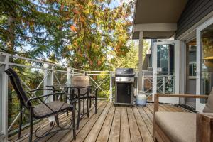 ウィスラーにある2BR in Gondola Heights close to Creekside Gondola with Wood Fire and Ski Storageのギャラリーの写真