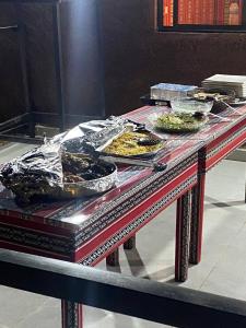 uma mesa com vários pratos de comida em RAMA CAMP wadi rum em Disah