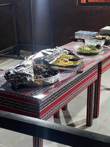 een tafel met meerdere borden voedsel erop bij RAMA CAMP wadi rum in Disah