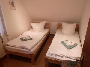 two twin beds in a small room with towels on them at Ferienwohnung-im-Gruenen-zwischen-Binz-und-Sellin in Zirkow