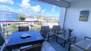 A balcony or terrace at Atlantis, Magnifique T2, vue mer, proche plage, Anse Mitan
