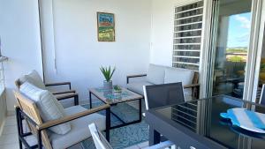 A seating area at Atlantis, Magnifique T2, vue mer, proche plage, Anse Mitan