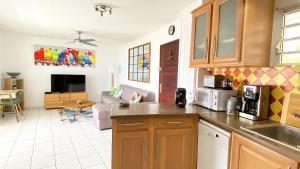 A kitchen or kitchenette at Atlantis, Magnifique T2, vue mer, proche plage, Anse Mitan