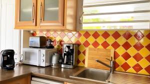 A kitchen or kitchenette at Atlantis, Magnifique T2, vue mer, proche plage, Anse Mitan