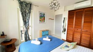 A bed or beds in a room at Atlantis, Magnifique T2, vue mer, proche plage, Anse Mitan