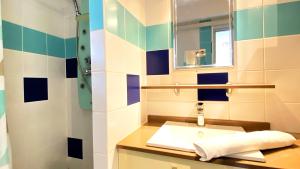 A bathroom at Atlantis, Magnifique T2, vue mer, proche plage, Anse Mitan