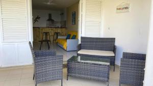 Кът за сядане в Indigo, Anse Mitan, beau F2 sublime vue mer, proche plage